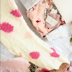 Combo Pijama Quentinho + Mimos: Pijama Peluciado Rosa com estampa de doguinhos + Tanguinha sem costura+ Meia Térmica