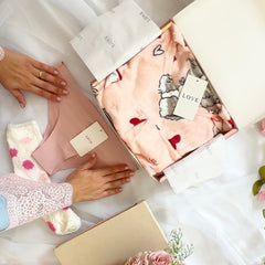 Combo Pijama Quentinho + Mimos: Pijama Peluciado Rosa com estampa de doguinhos + Tanguinha sem costura+ Meia Térmica